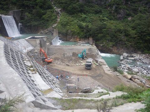 立山砂防工事<br />
<br />
　美しい大自然、ひとたび雨や雪が降ると<br />
　山間地や河川では洪水や土石流、雪崩が発生します。<br />
　私達は自然災害により崩壊した箇所の修復、<br />
　また、災害が予想される箇所の補強工事を行い<br />
　地域の生命と財産を守ります。