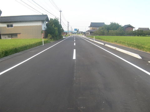 ●舗装工事<br />
専門工事業として舗装工事を行います。道路や駐車場などの建設を行います。