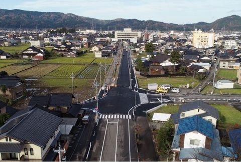 【都市計画道路荒木線街路総合交付金道路改良工事】<br />
南砺市　荒木　地内<br />
一般県道長楽寺福光線<br />
市役所への道路を作っています