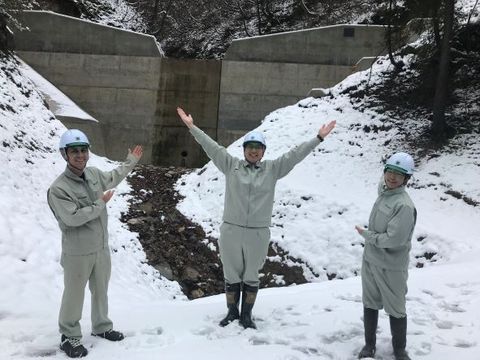 土砂災害を予防する堰堤（えんてい）などを山間の渓流などに造成する工事をしています。<br />
自然環境というものはそのままでは人間が生活を営んでいくには余りに荒々しく厳しいものです。<br />
自然に対して土木構造物を造成することで人々が暮らしを営む「場」を創出することが私たちのmission、すなわち「使命」です。