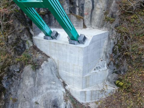 〇『つくる』道路、水道関連の工事<br />
国・県・市の公共事業を多く手がけています。<br />
土木工事、空調設備や給排水設備などの設備工事、上下水道の整備など多岐にわたります。<br />
斉藤組の工事は「丁寧さ」が評価されており、細やかな仕事で地域の人々の暮らしを支えています。<br />
<br />
＜優良工事表彰受賞実績＞【R5年】<br />
・富山県建設優良工事表彰：土木部長賞<br />
『一般国道156号道路橋りょう改築駆足谷橋下部補修工事』