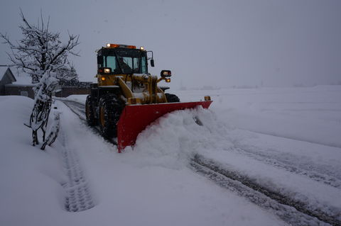 【その他（除雪・除草）】<br />
生活に欠かせない道路の機能を維持するための様々な業を行っています。台風や大雨などにより自然災害発生したときには、道路や河川などの復旧作業を行い、交通網の確保に努めます。冬期間は、冬道の滑な交通の確保の為に除雪・排雪・路面整正など様々な分野で活動しています。