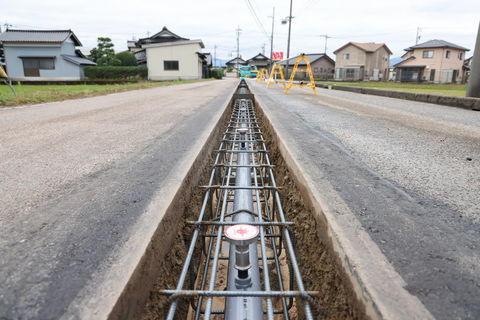 【 消雪工事 】<br />
<br />
　路面に積もった雪を溶かす消雪工事として、給水の配管工事を行なっております。<br />
公共工事での道路消雪や橋梁消雪、またご自宅の駐車場などの消雪工事も行います。